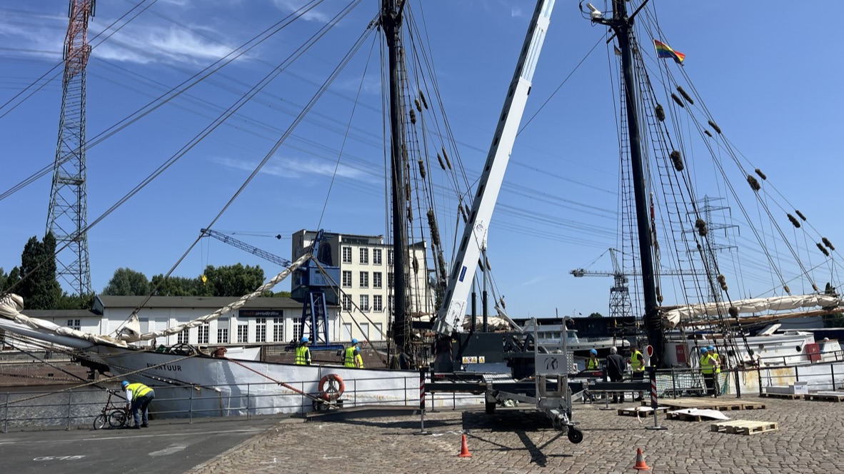 Kaffee wird per Anhängerkran vom Schiff entladen
