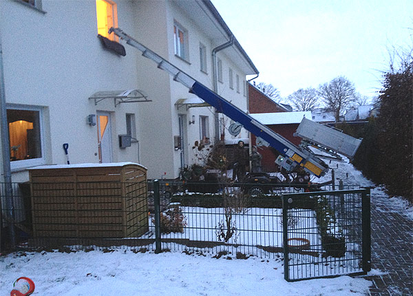 Anhängerlift vor Reihenhaus