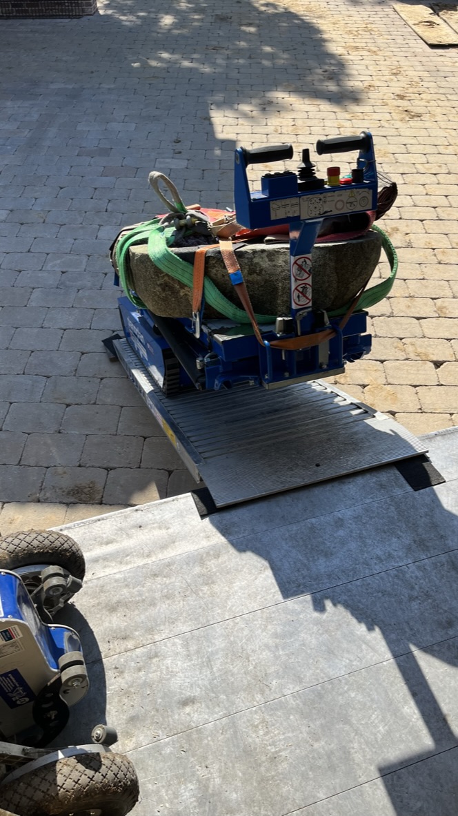 Steinbrunnentransport mit Pianoplan Treppensteiger