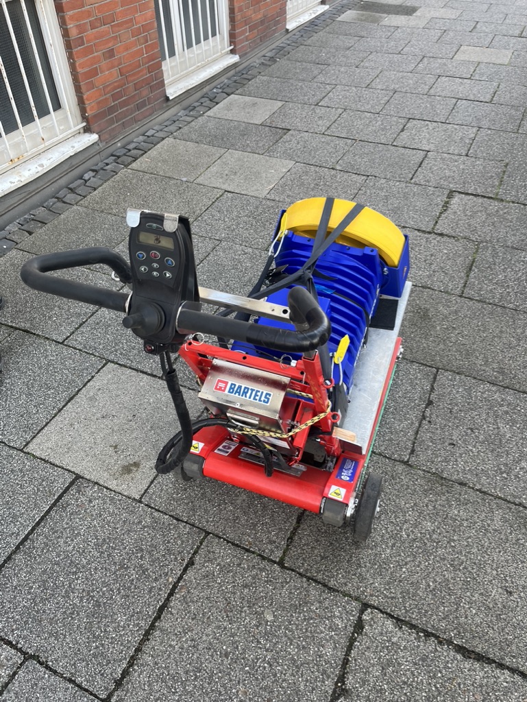 Fahrstuhlantrieb Transport über Treppe mit Domino Treppenraupe in Hamburg