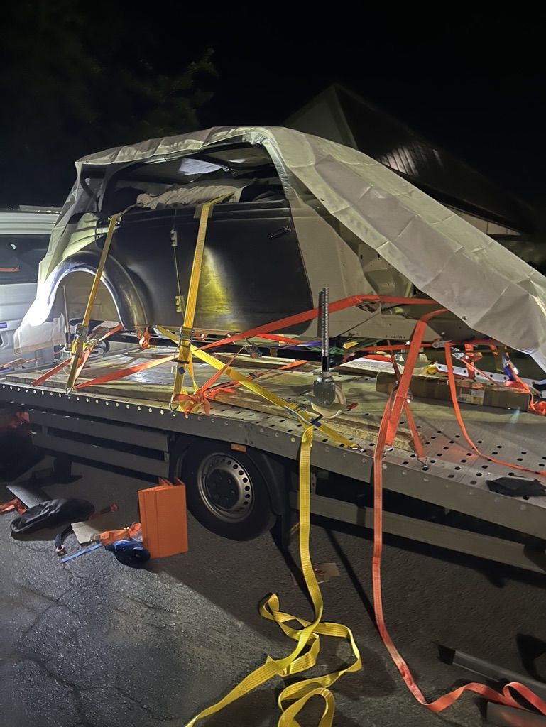 Karosserie-Transport auf Autotransporter in Gummersbach