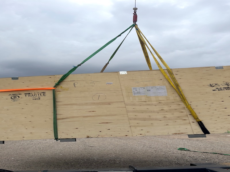 Frachten vom Anhänger oder Lkw laden per Kran