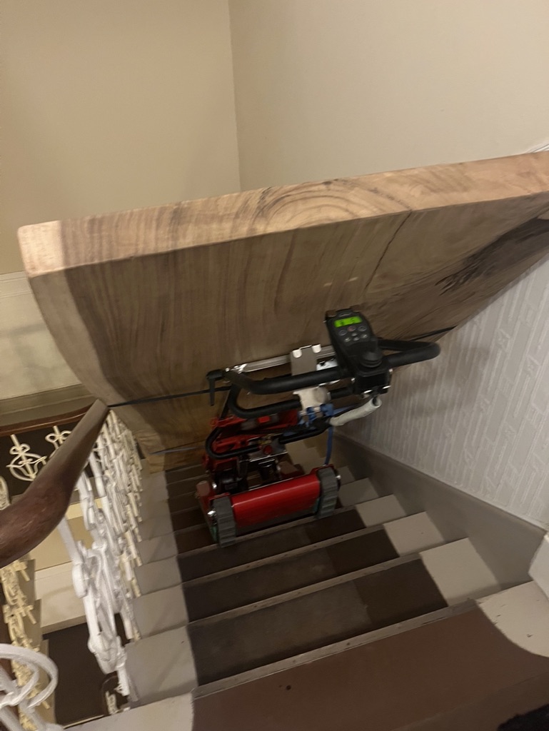 Schwere Holztischplatte Transport im engen Altbau-Treppenhaus Hamburg mit New Skipper