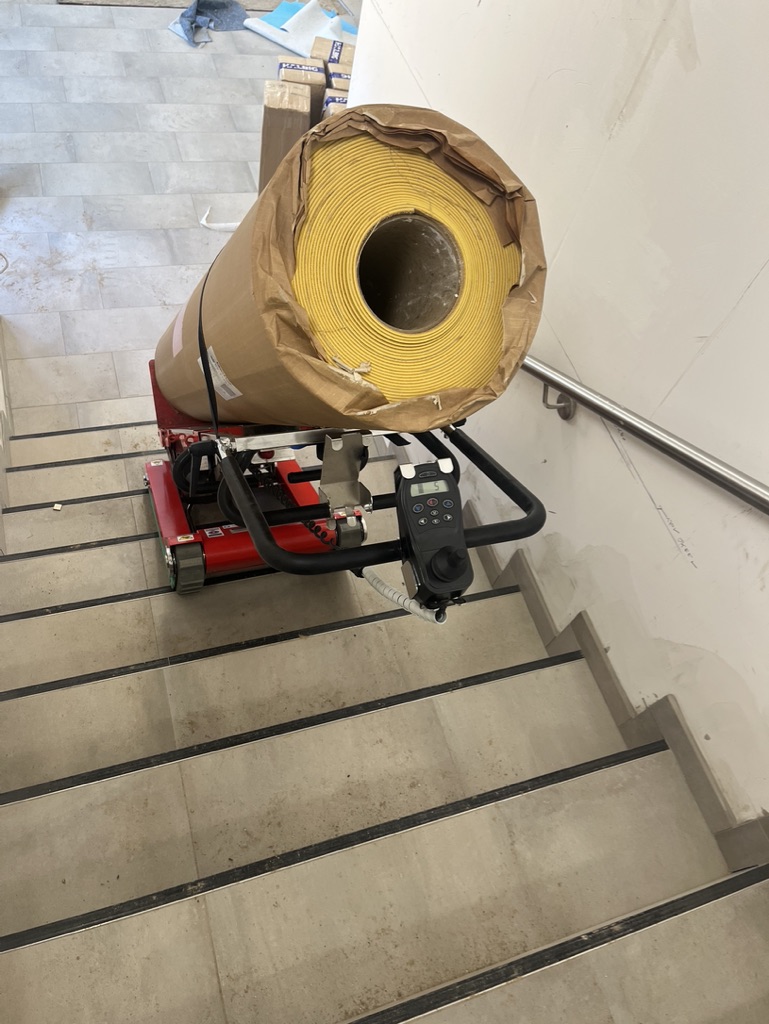 300 kg PVC-Bodenrolle Transport mit New Skipper Treppenraupe Hamburg