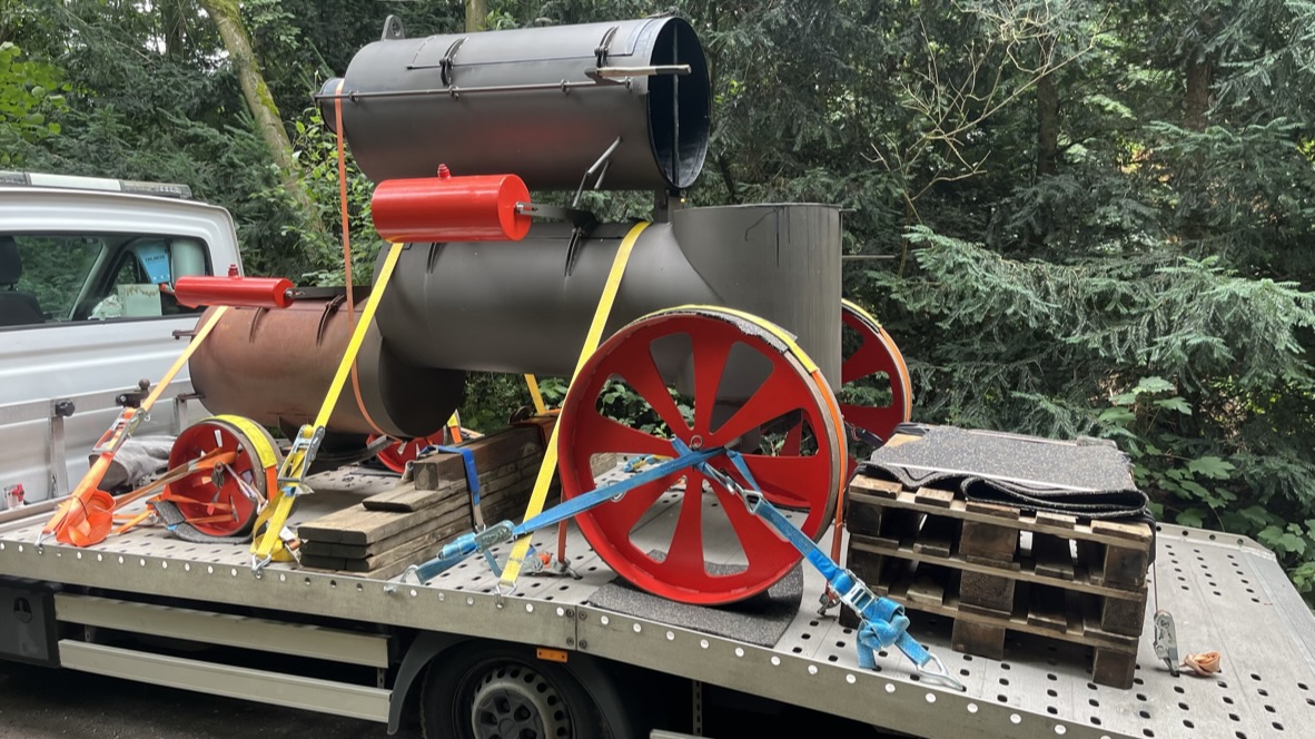 Transport eines sehr großen Smoker Grills auf Autotransporter