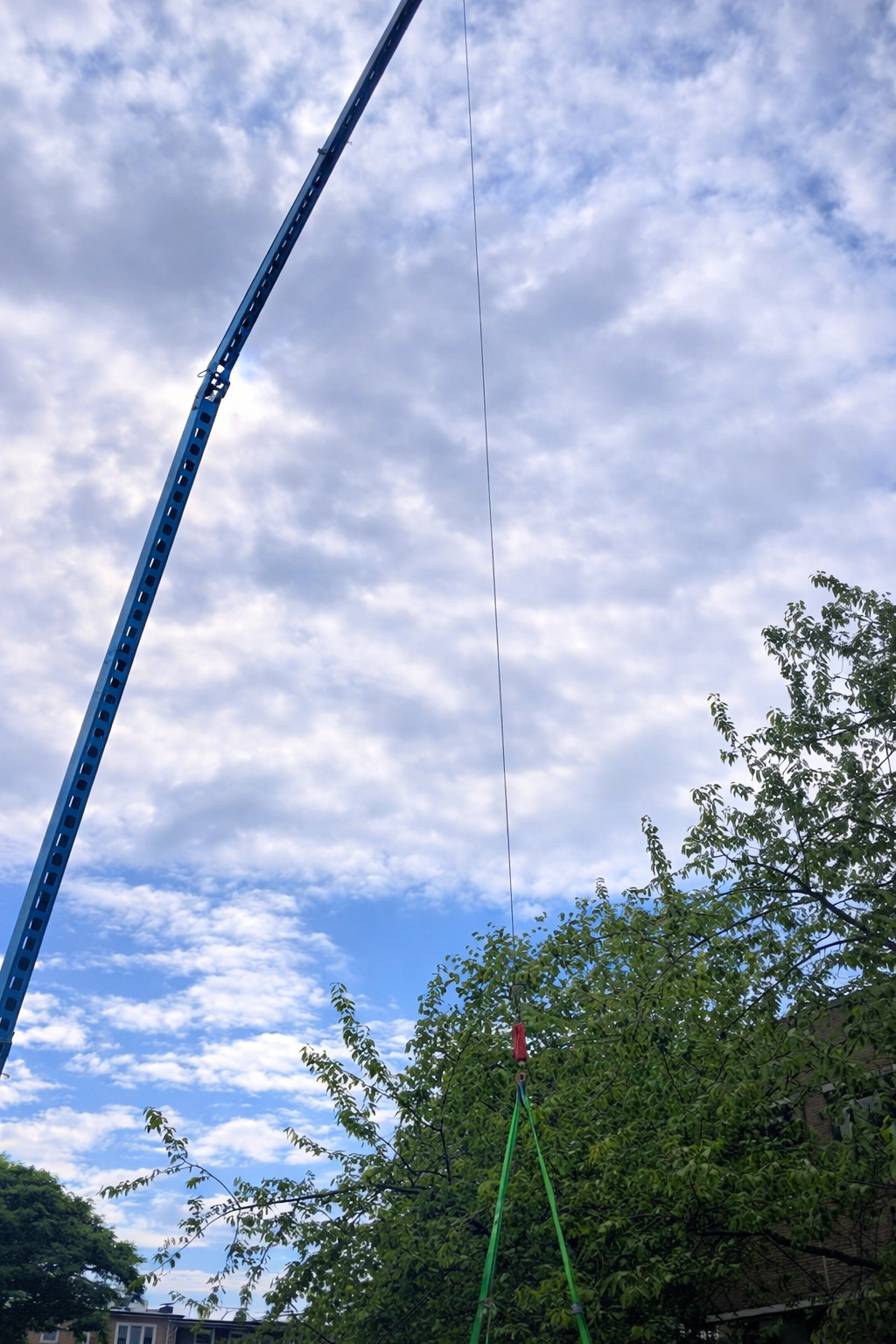 Whirlpool wird per Kran von einer Dachterrasse angehoben